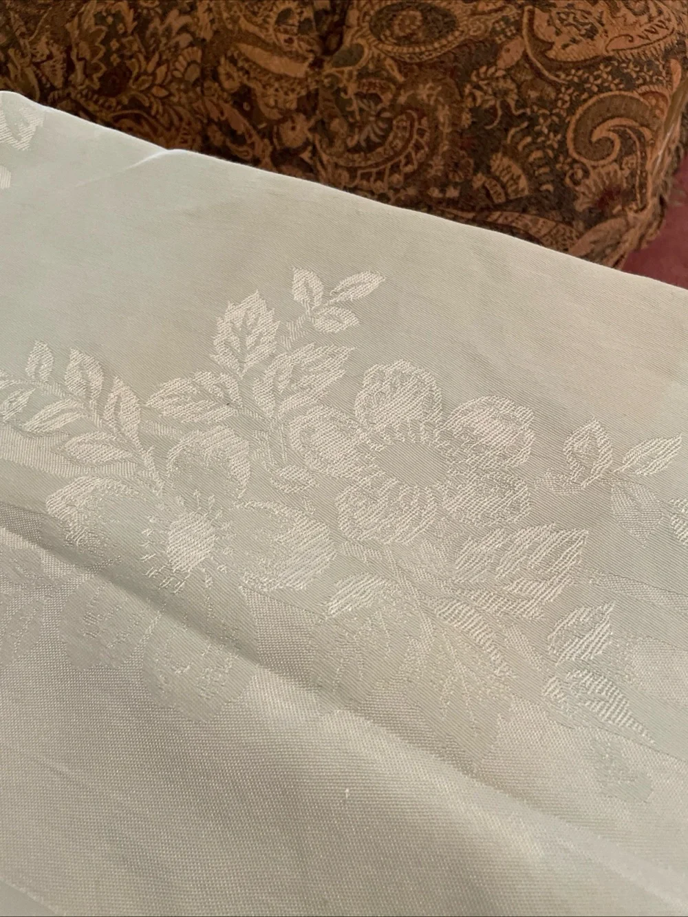 Bardwil Imported Damask “Grandeur” 64” X 84” Tablecloth & 8 Matching napkins